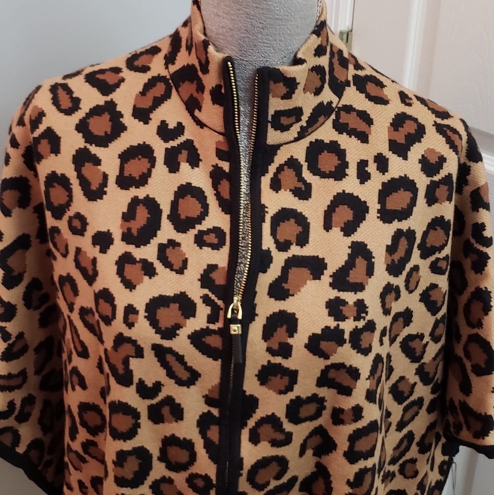 💥Tahari Leopard Print Poncho Sweater